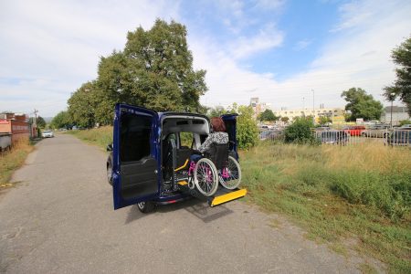 Zdvíhacia plošina do auta pre handicapované osoby