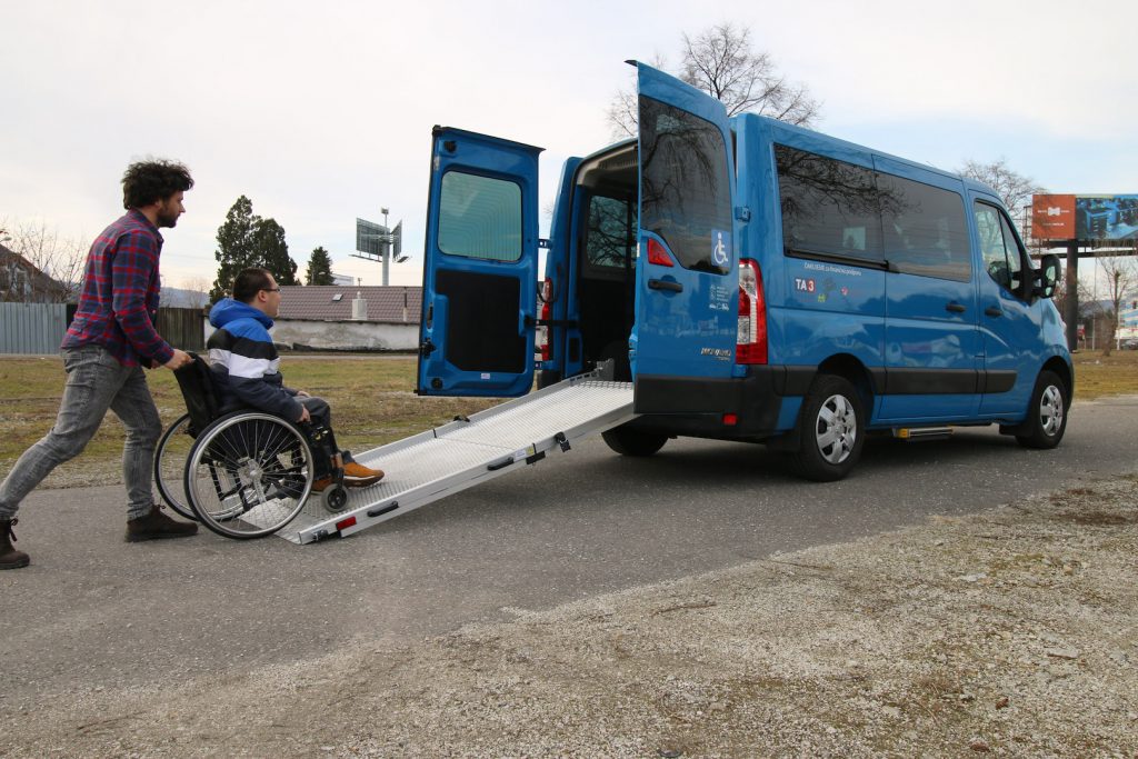 Mechanická nájazdová rampa do auta pre vozičkára