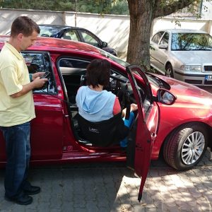 Zdvíhacie zariadenie do automobilu pre telesne postihnuté osoby